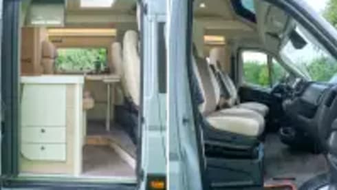 Easy Rider Off the Grid de Luxe nr 4  – Beautiful 3-person camper with automatic transmission and swing-away bicycle rack