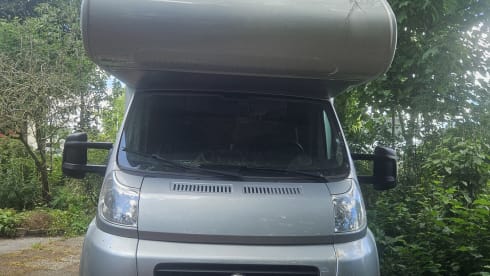 Adventurous and mega comfort with this 6-person Challenger alcove from 2012