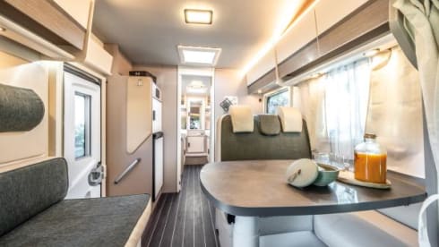 XGO King 3 – Brand new, luxurious 4-person Alcove camper