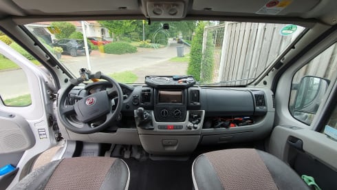 Isriya Camper verhuur door Takky – 2p Pössl bus from 2008