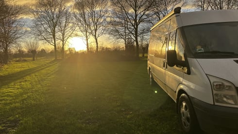Henry – Trendy, 2-3 person off grid camper bus, suitable for all seasons!