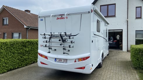 Beautiful family camper with many options!