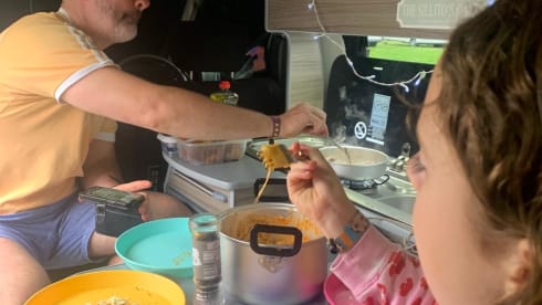 Jiggleypuff – Nissan campervan uit 2007 met 3 slaapplaatsen (klein gezin).