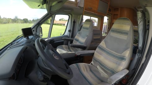 Gezellige en complete – 5-person Adria Mobil alcove > (electric) bicycles inside the garage
