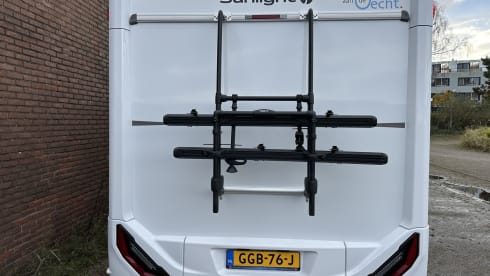 17/18 – Luxurious, comfortable camper with 2-person fixed bed and 2-person lifting bed!