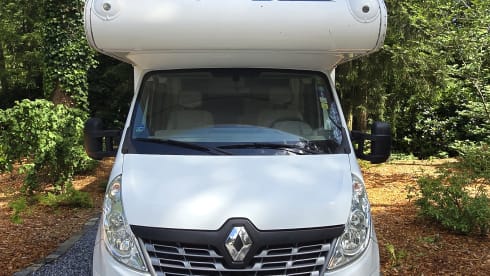 New spacious alcove camper with 7 sleeping places and air conditioning in the house.