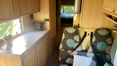 Met nieuwe navigatie, garage, airco en fietsendrager  – Comfortable family camper: see last minute August