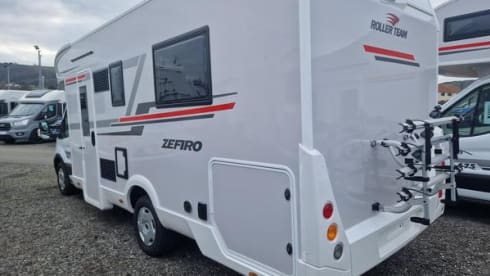 Holly – 2025 Roller Team Zener 696- 5 berth 