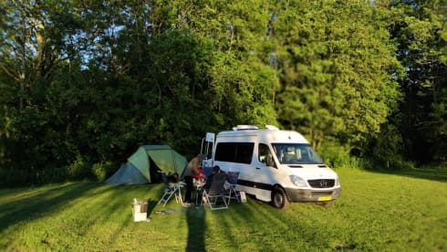 Co-Camper – Mercedes-Benz sprinter with wooden interior
