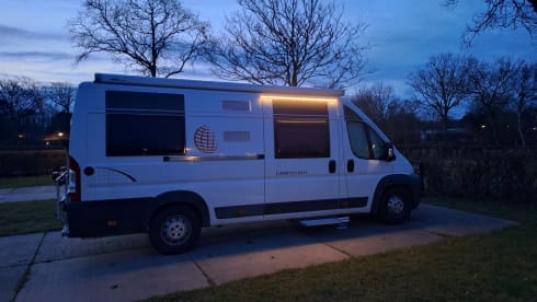 Compact and cozy 2-person Citroën Jumper Globecar bus from 2015