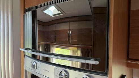 Spacious Luxury 2P Hymer Semi-integrated