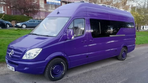 Mo – Fully loaded off-grid sports / touring home