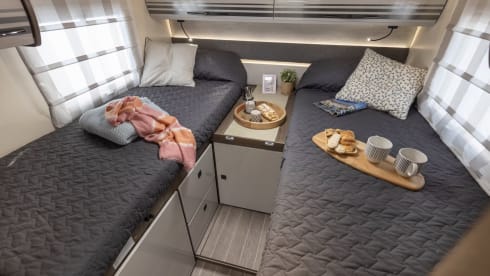 Blair – 2026 New Luxury Roller Team 4 berth off-grid Motorhome