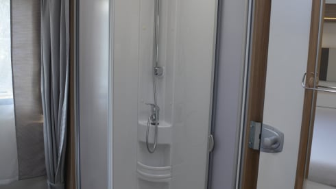 Carado T339 – ULTIMATE FREEDOM! Luxurious and complete camper with Queensbed and Luxurious interior