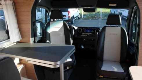 Roxi – Beautiful, luxury Dethleffs semi-integrated camper (4p) from 2021 (incl. Maxx fan!)