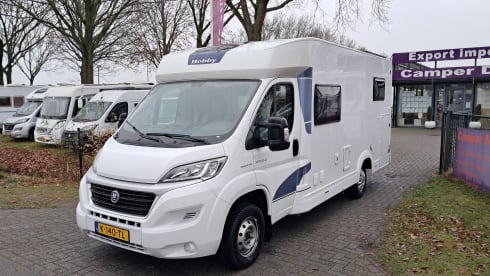 C12 – Hobby V65 Enkele Bedden Grote Garage