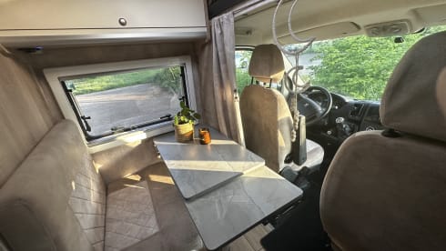 Bowie – Attractive, luxurious, off-grid campervan (incl. all-risk insurance)