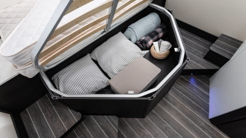 Cruz – Motorhome – Sleeps 5 – Travels 5