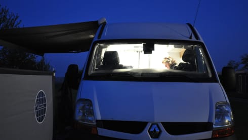 Fully equipped 2-person Renault camper van with bed up to 175 x 205 cm