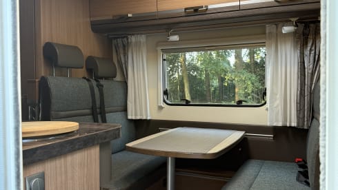 Knaus sky traweller familie – 6-person Knaus Alcove from 2017, a comfortable, excellent camper.