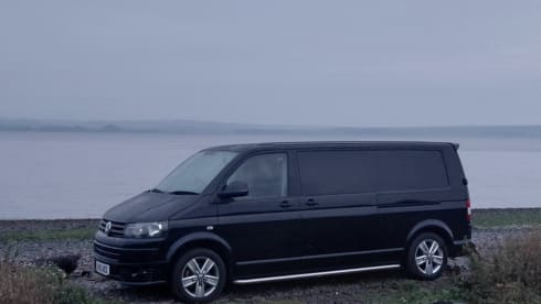     Campervan Volkswagen di alta gamma con letto a tutta larghezza.