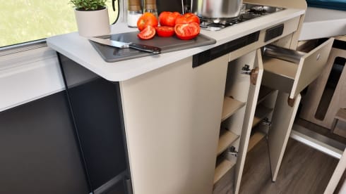 Matty – Gloednieuwe carado CV640 camperbus