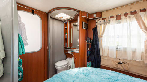 McJaCe – richly equipped 2 person camper with separate shower and toilet