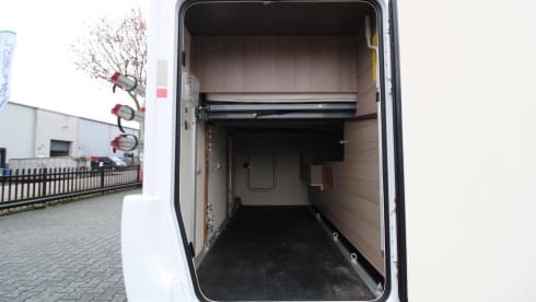 4p Challenger semi-integrated with queen bed