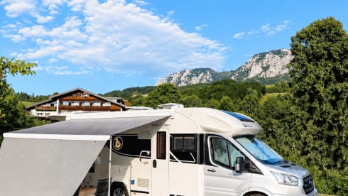 De Comfort Cruiser – Luxe automaat camper met queensbed & hefbed (4 pers) – als nieuw!
