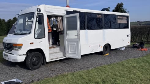 Viva La Vario – 4 berth Mercedes-Benz semi-integrated from 2004