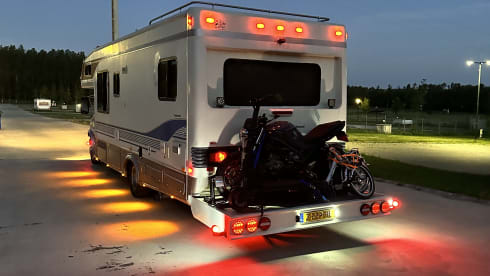 Amerikaanse camper – 6-person Ford E350 7.3L V8 turbo diesel