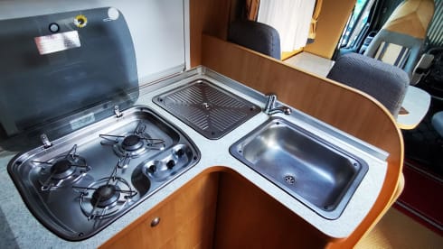 Burstner – Camper with a double bed and two singles to get around Sardinia