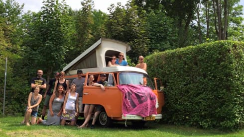 Lady Orange – Volkswagen Camperbus from 1974 (4 pers)