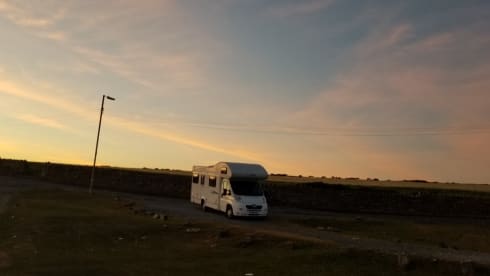 Nicky – Adventure and comfort in 'Nicky' the 6 berth luxury motorhome!