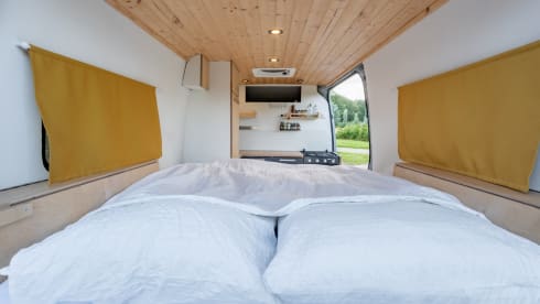 Keesie – Volkswagen Crafter Off-Grid Bus Camper with Roof Terrace