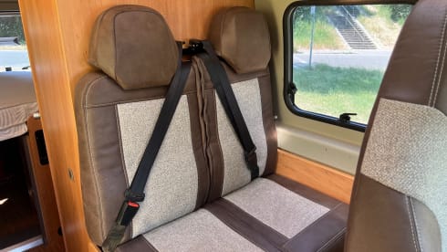 Nice bus camper, with lifting roof.