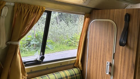 Sandy Beach Bus – 3p Volkswagen campervan from 1973
