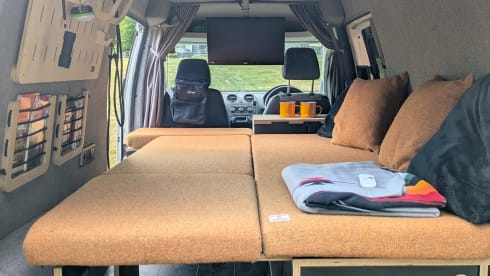 Callie the Caddy – Off-Grid 4x4 van. Insurance included!