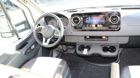 Roxi – Beautiful, luxury Dethleffs semi-integrated camper (4p) from 2021 (incl. Maxx fan!)