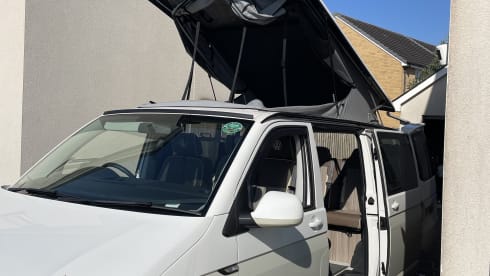 Freddie – 4 berth Volkswagen campervan from 2018 (Air con & Diesel heater)