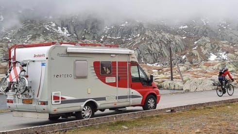 Beautiful compact Dethleff Fortero, red / light gray ..