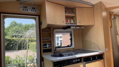 3p. Compact, complete and comfortable Sunroof Dethleffs semi-integrated.