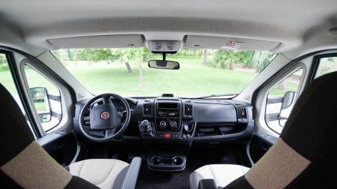 Kampeerwagen met 6 ruime slaapplaatsen