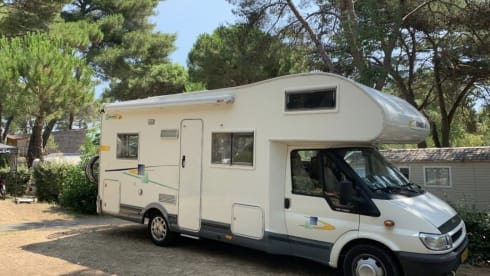 Keurig nette en ruime 6-persoons Chausson uit 2006 met Ford onderstel. 