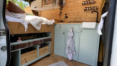 Moby – Cozy, hip self-built Mercedes Sprinter