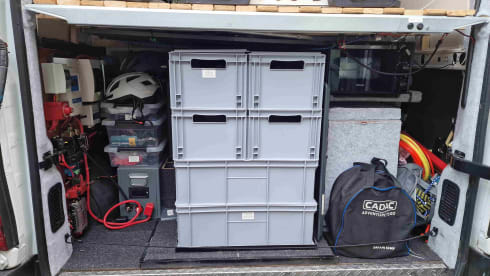 Oos Böske – Oos Böske – Buscamper 2/3 person Renault Master (2 x length bed!)