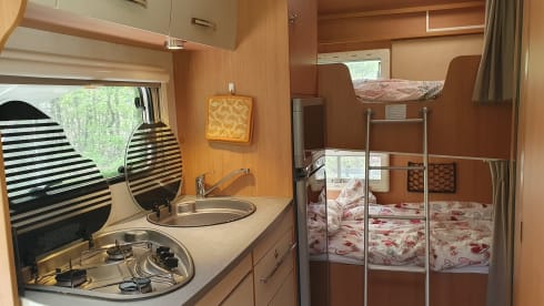 Lucky – Spacious and complete camper (7p-2012-euro5)