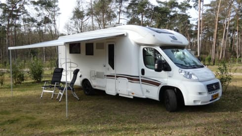 Luxurious spacious 4p camper with queen bed and pull-down bed