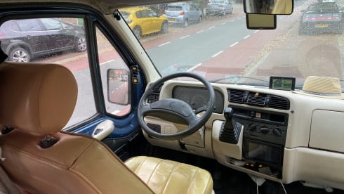 2p Peugeot bus uit 1994