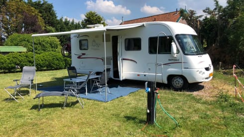 Let op!!! Prijs is inclusief dagverzekering goboony! – Beautiful camper for rent! With a fixed bed and fully furnished!